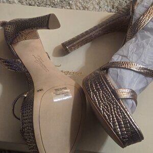 Vince Camuto size 11 Gold and midnight blue